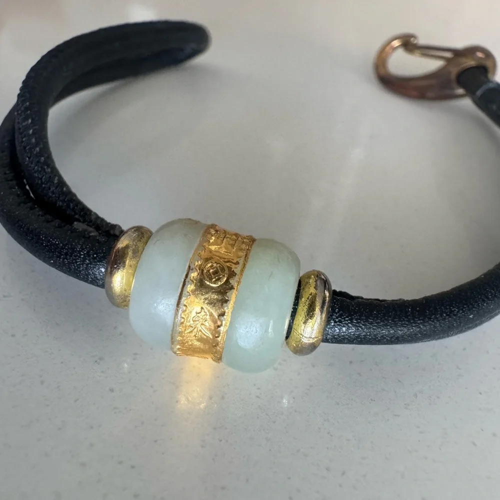 Elegant Jade and Gold Leather Bracelet